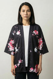 Geisha-Kimono-Jacke 'Sakura x Geiko' – Damen Kimono-Jacke japanischer Haori mit Geisha unter Kirschblüten, Vorderansicht