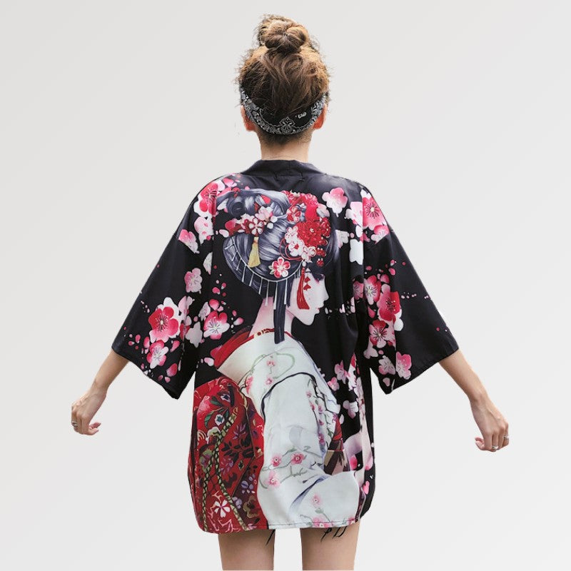 Geisha-Kimono-Jacke 'Sakura x Geiko' – Styling-Aufnahme im traditionellen japanischen Stil