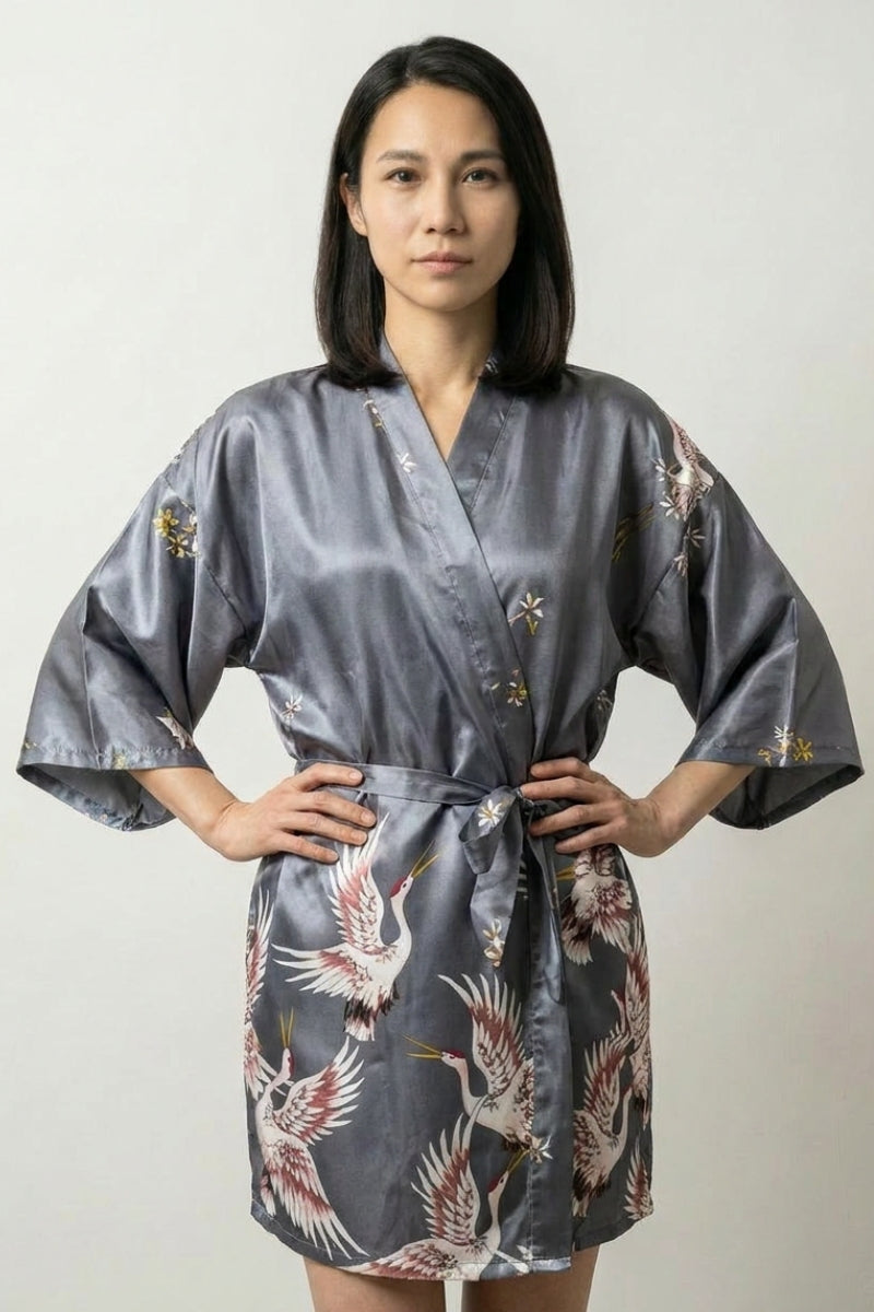 Grauer japanischer Pyjama im Kimono-Stil – japanischer Pyjama, kurzer Nacht-Kimono in Grau mit Kranich-Druck, Vorderansicht