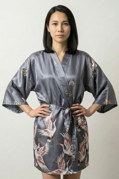 Grauer japanischer Pyjama im Kimono-Stil