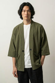 Grüner Herren-Kimono Yuudai, Moosgrün, japanisches Zen-Garten-Haori Vorderansicht