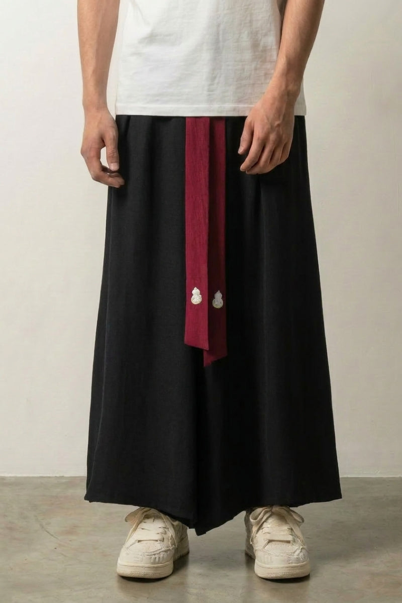 Hakama für Männer 'Mato-Kuro – japanischer Herren-Hakama Hose, schwarze Herrenhose mit gestickter Bindeschärpe, Vorderansicht