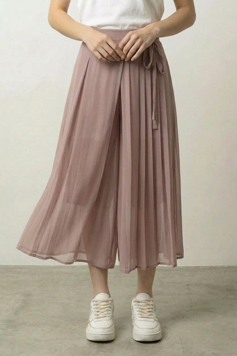 Hakama 'Pinku Gakatta für Frauen – japanischer Damen-Hakama Hosenrock, rosa Faltenrock mit Musselinschleier, Vorderansicht