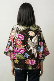 Haori für Damen 'Sakaide' mit Kranichen und Blumen auf Schwarz, japanischer Haori in Vorderansicht
