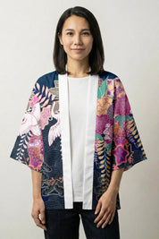Haori für Frauen 'Kanoya', offene Kimono-Jacke mit rosa Blumen und Kranichen, Rückenansicht