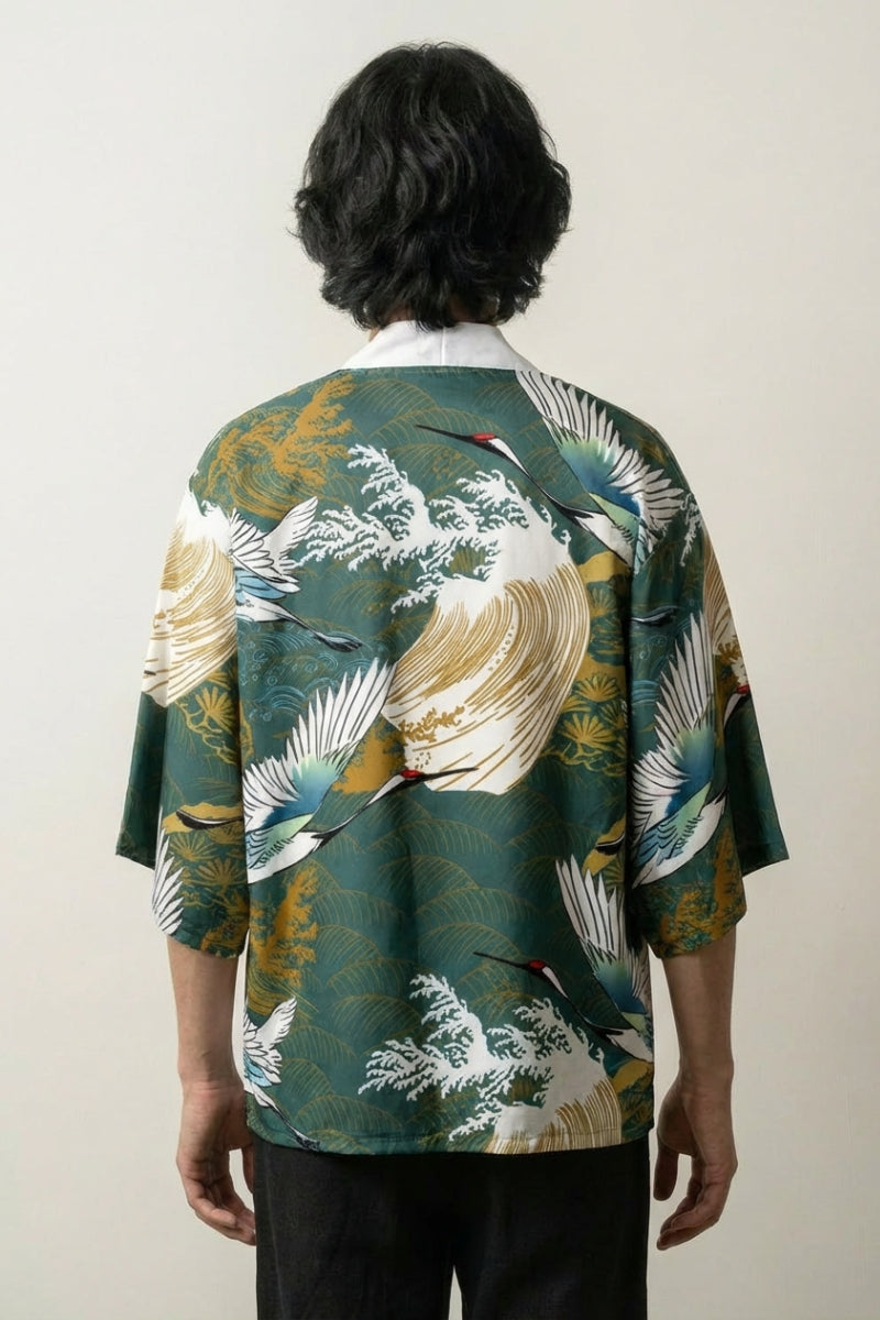 Haori-Jacke 'Tsuru no Gawa' mit goldenen Kranichen auf Grün, japanischer Haori in Vorderansicht