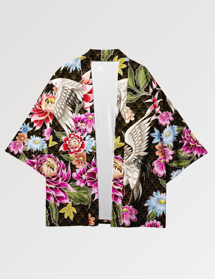 Die Haori-Frauen mit blumigen und bunten Mustern, verziert mit zwei Kranichen