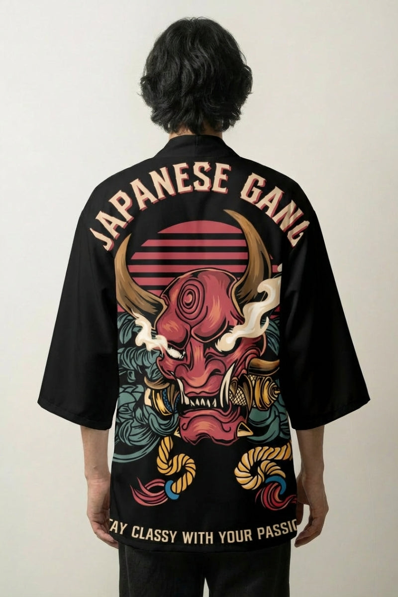 Happi Coat «Aka Oni» mit Samurai-Maske und College-Print in Rot und Gold, getragene Ansicht der offenen Festival-Jacke