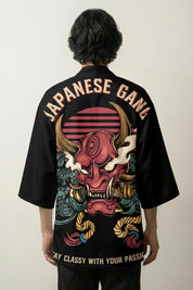 Happi Coat «Aka Oni» mit Samurai-Maske und College-Print in Rot und Gold, getragene Ansicht der offenen Festival-Jacke