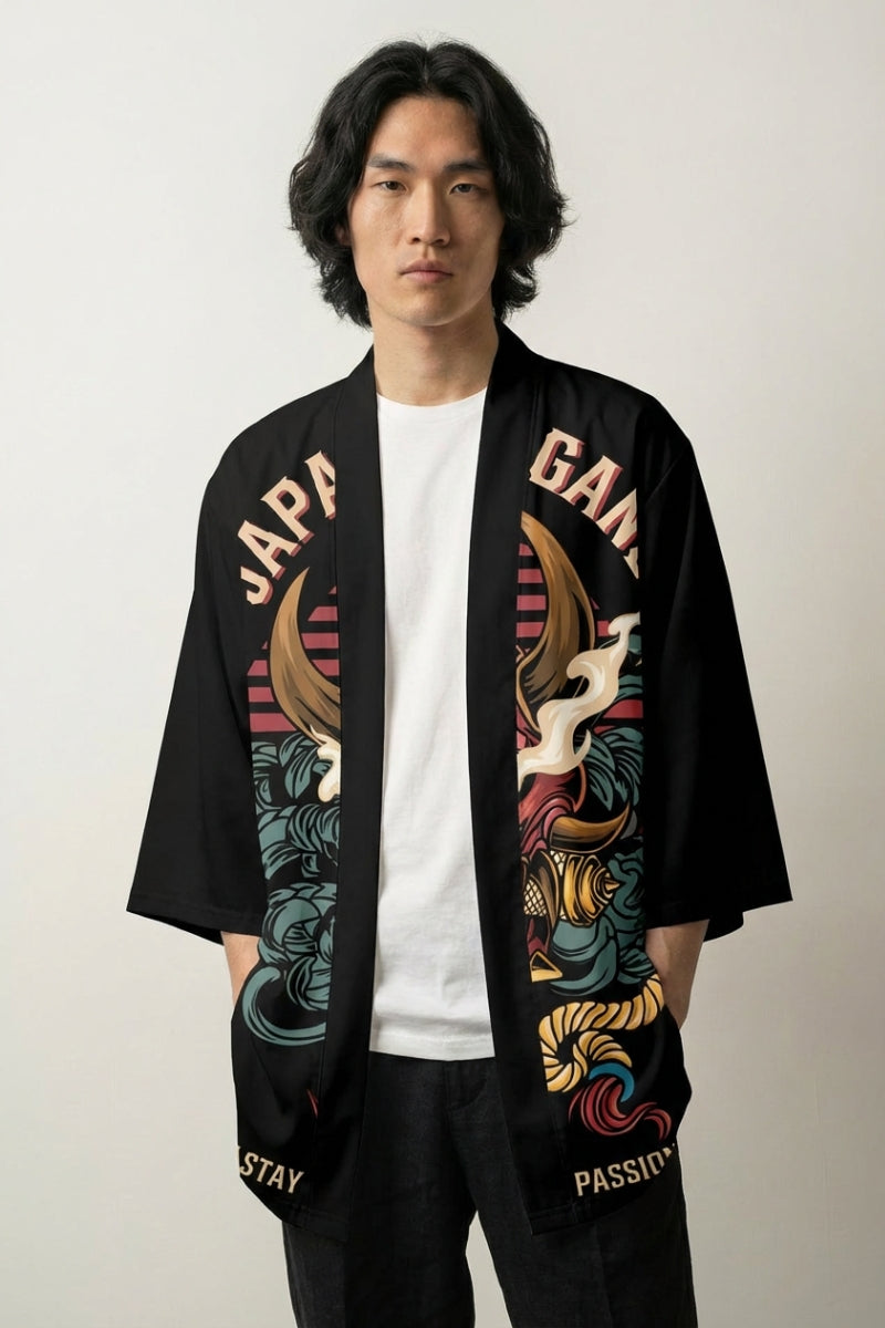 Happi Coat «Aka Oni», offener japanischer Happi Coat mit Samurai-Maske und College-Print in Rot und Gold, Vorderansicht