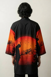 Happi Coat «Akai Yama» mit rotem Berg im Sonnenuntergang auf Schwarz, getragene Ansicht der offenen Festival-Jacke