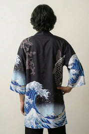 Happi Coat «Koi Nami» mit Koi, Großer Welle und Berg Fuji auf Indigoblau, getragene Ansicht der offenen Festival-Jacke