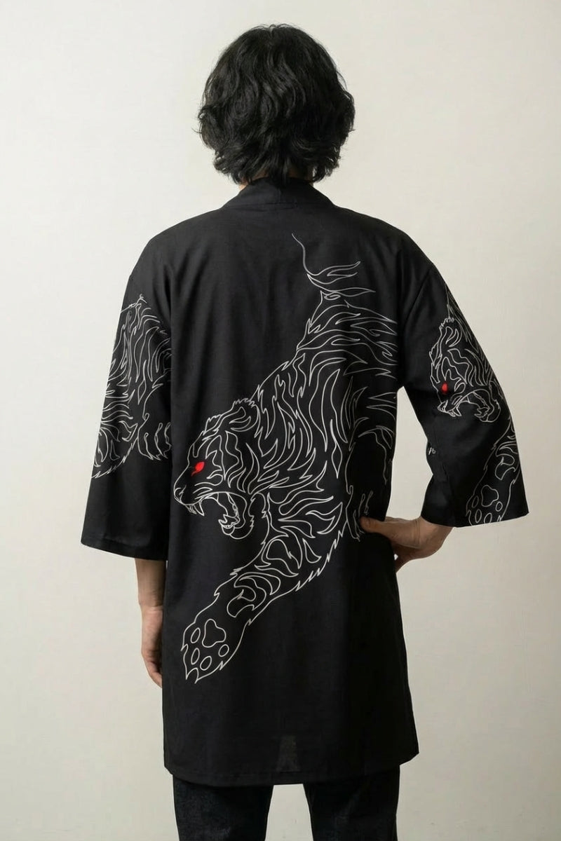 Happi Coat «Kuro Tora» mit Ton-in-Ton-Tiger auf Schwarz, getragene Ansicht der offenen Festival-Jacke