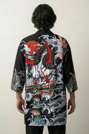 Happi Coat «Oni Murō» mit weißem Linienmotiv und Kranichen auf Schwarz, getragene Ansicht der offenen Festival-Jacke