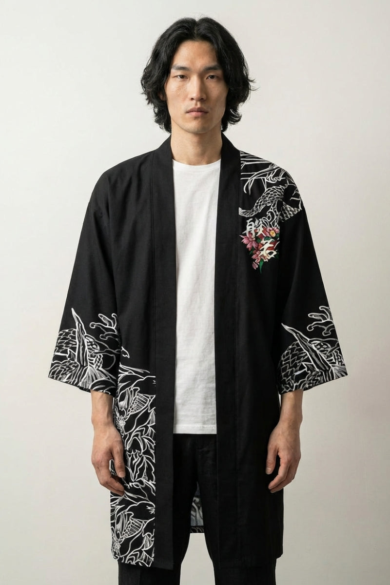 Happi Coat «Oni Murō», offener japanischer Happi Coat mit weißem Linienmotiv und Kranichen auf Schwarz, Vorderansicht