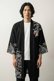 Happi Coat «Oni Murō», offener japanischer Happi Coat mit weißem Linienmotiv und Kranichen auf Schwarz, Vorderansicht