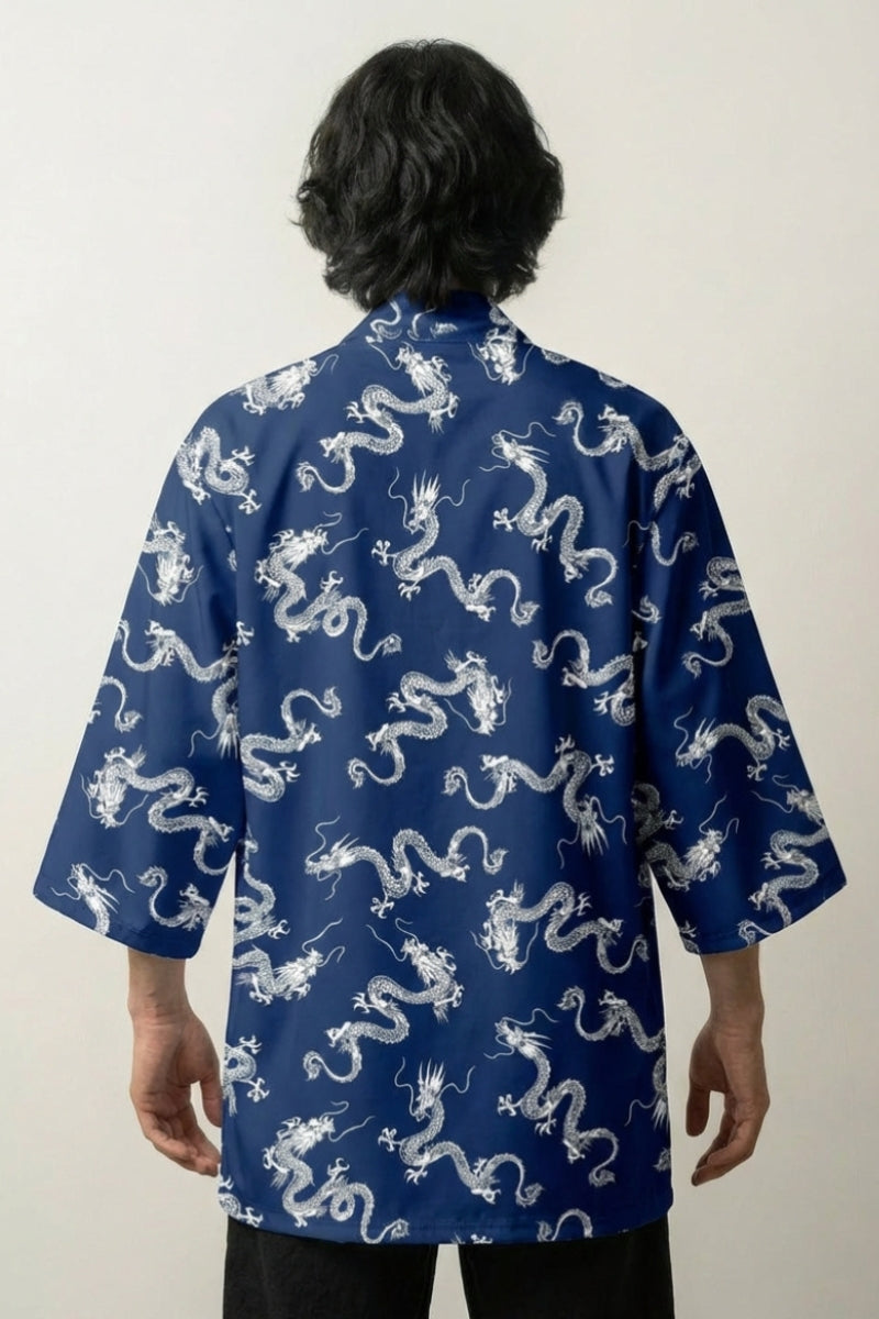 Happi Coat «Ryū Indigo» mit weißen Drachen auf Indigoblau, getragene Ansicht der offenen Festival-Jacke