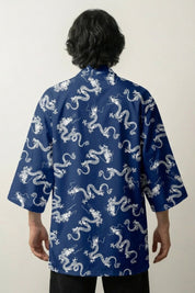 Happi Coat «Ryū Indigo» mit weißen Drachen auf Indigoblau, getragene Ansicht der offenen Festival-Jacke
