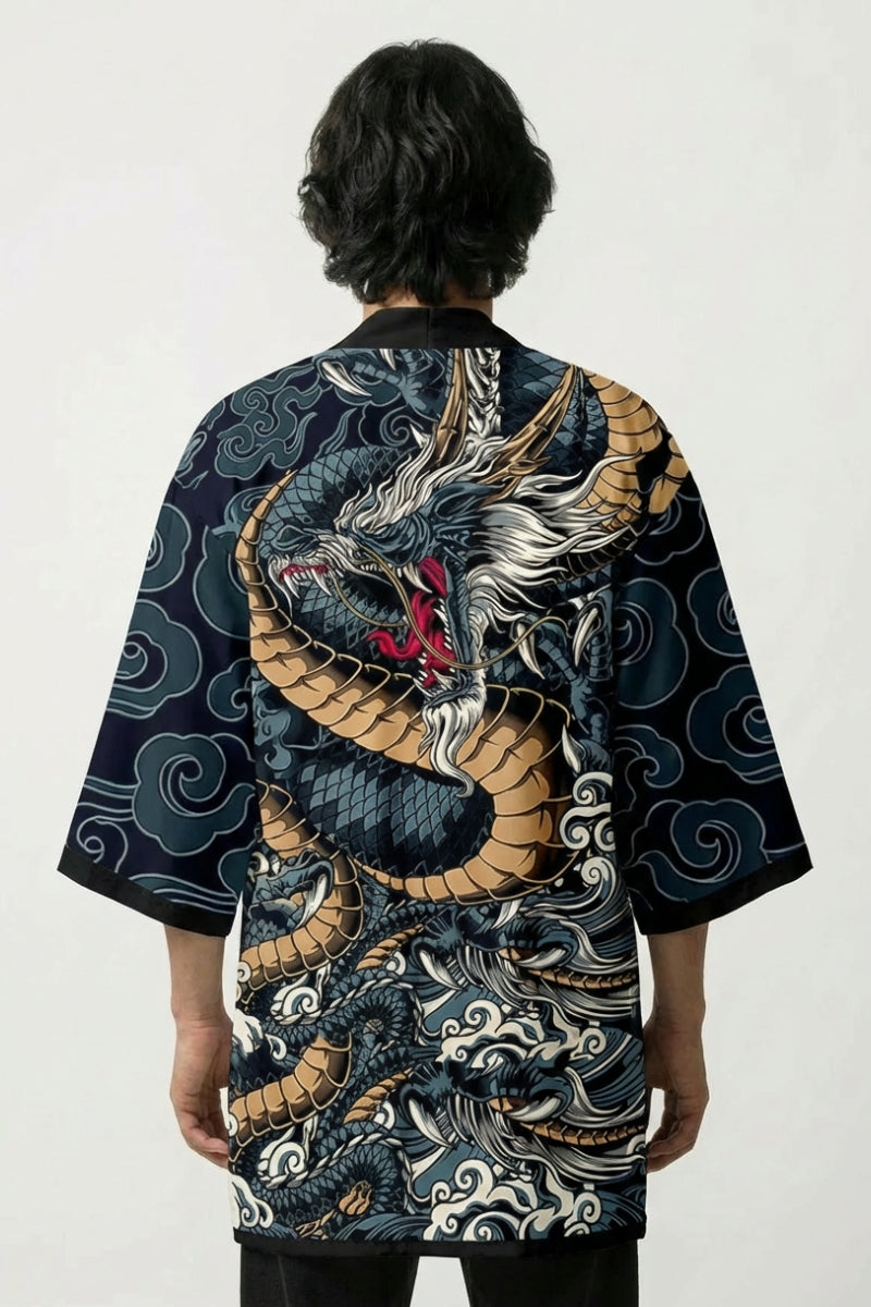 Happi Coat «Ryū Tenma» mit goldenem Drachen, Wellen und Wolken auf Schwarz, getragene Ansicht der offenen Festival-Jacke