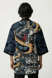 Happi Coat «Ryū Tenma» mit goldenem Drachen, Wellen und Wolken auf Schwarz, getragene Ansicht der offenen Festival-Jacke
