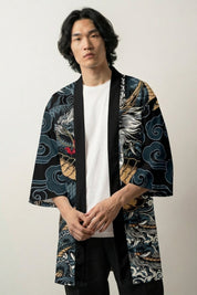 Happi Coat «Ryū Tenma», offener japanischer Happi Coat mit goldenem Drachen, Wellen und Wolken auf Schwarz, Vorderansicht