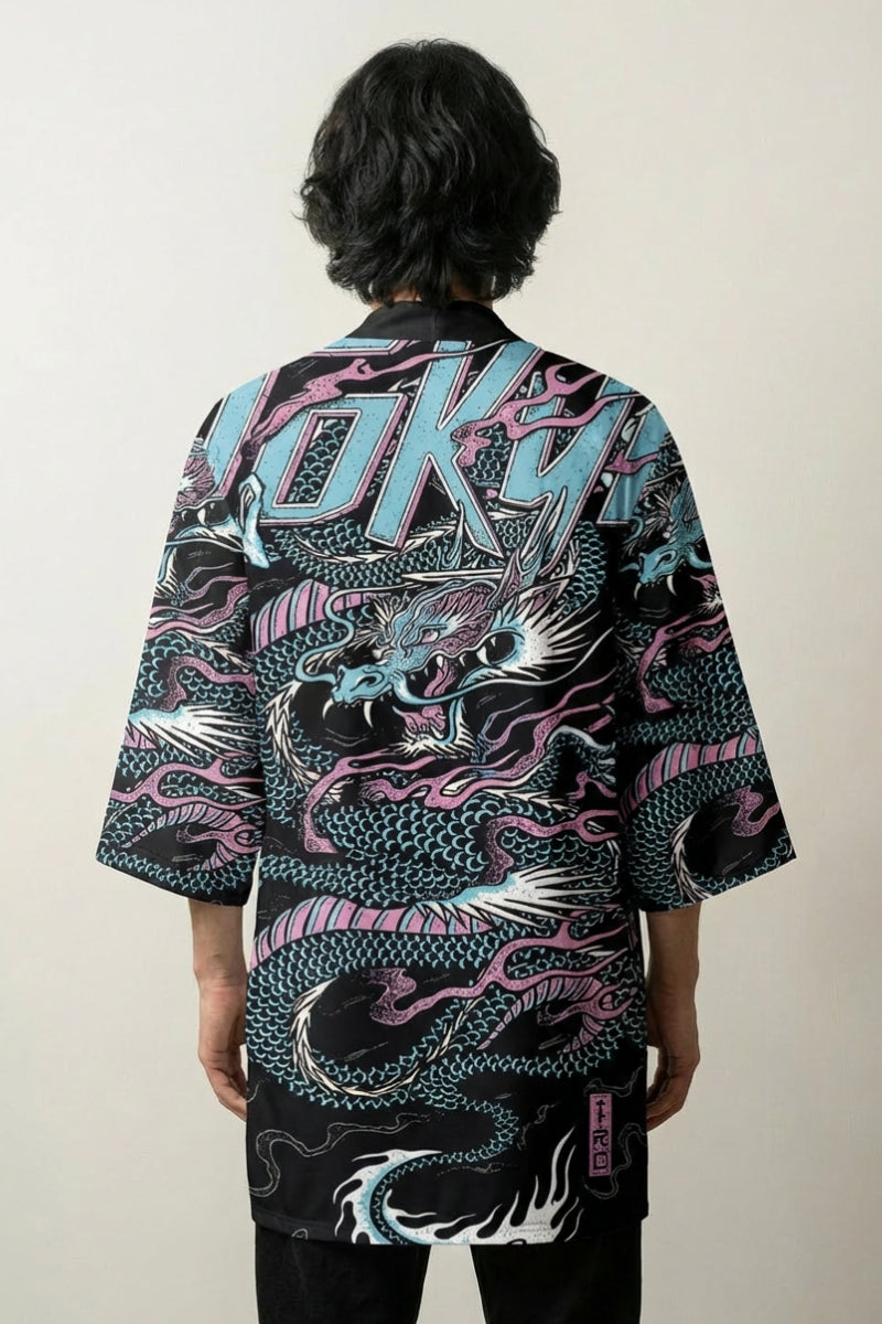 Happi Coat «Ryū Tokyo» mit türkisfarbenem Drachen und Tokyo-Schriftzug auf Schwarz, getragene Ansicht der offenen Festival-Jacke