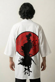 Happi Coat «Samurai Akai» mit Samurai-Silhouette und roter Sonne auf Weiß, getragene Ansicht der offenen Festival-Jacke