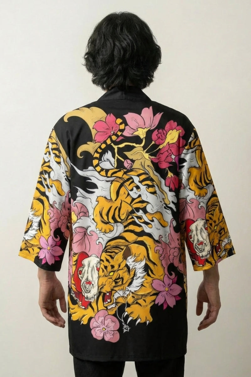 Happi Coat «Tora Sakura» mit orangefarbenem Tiger, Sakura und goldenen Wolken, getragene Ansicht der offenen Festival-Jacke