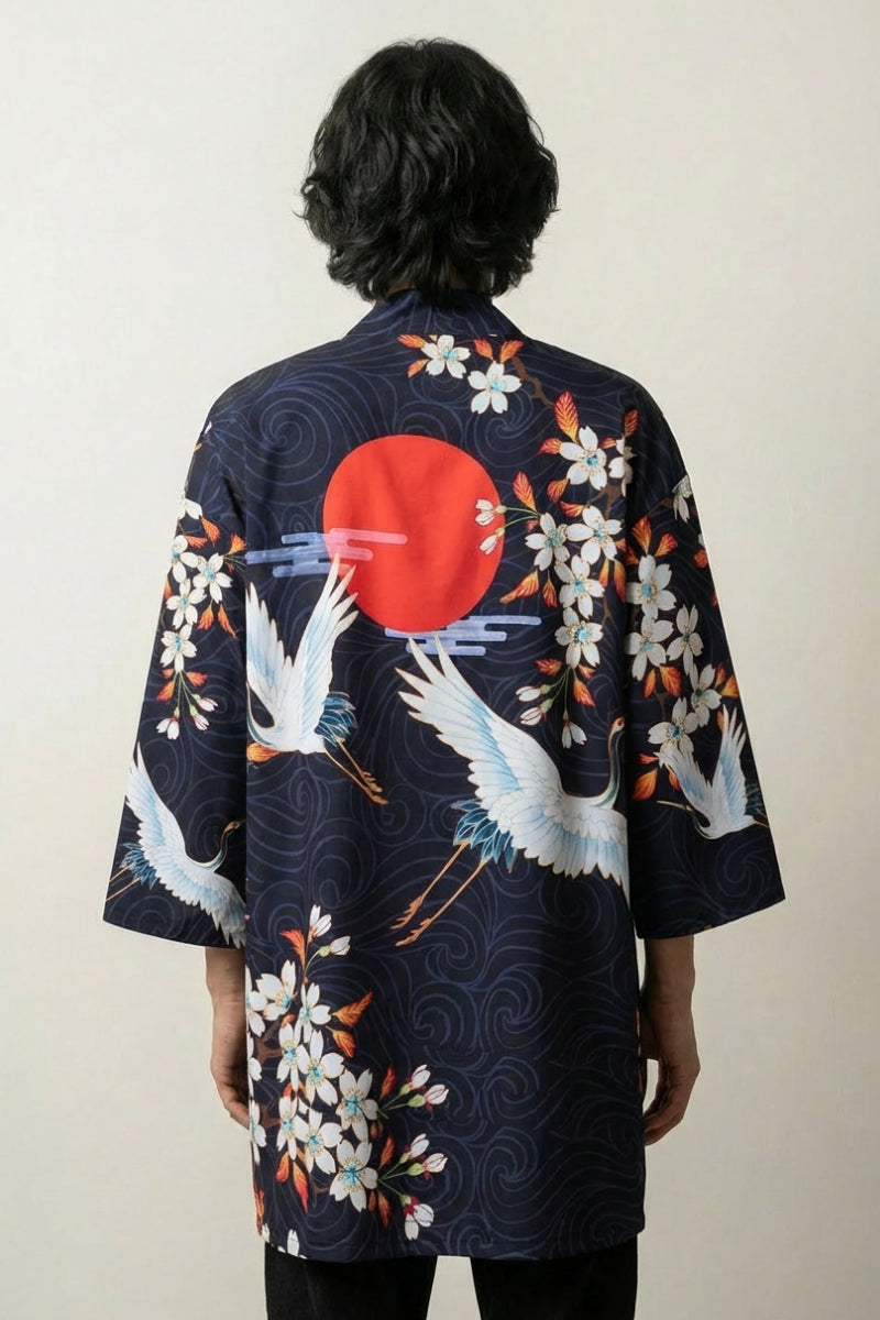 Happi Coat «Tsuru Akatsuki» mit weißem Kranich und roter aufgehender Sonne auf Marineblau, getragene Ansicht der offenen Festival-Jacke