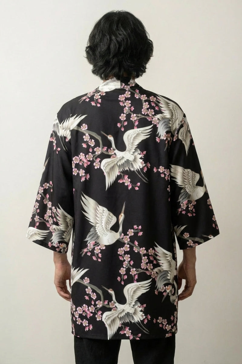 Happi Coat «Tsuru Sakura» mit weißem Kranich und rosa Sakura auf Schwarz, getragene Ansicht der offenen Festival-Jacke