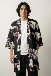 Happi Coat «Tsuru Sakura», offener japanischer Happi Coat mit weißem Kranich und rosa Sakura auf Schwarz, Vorderansicht