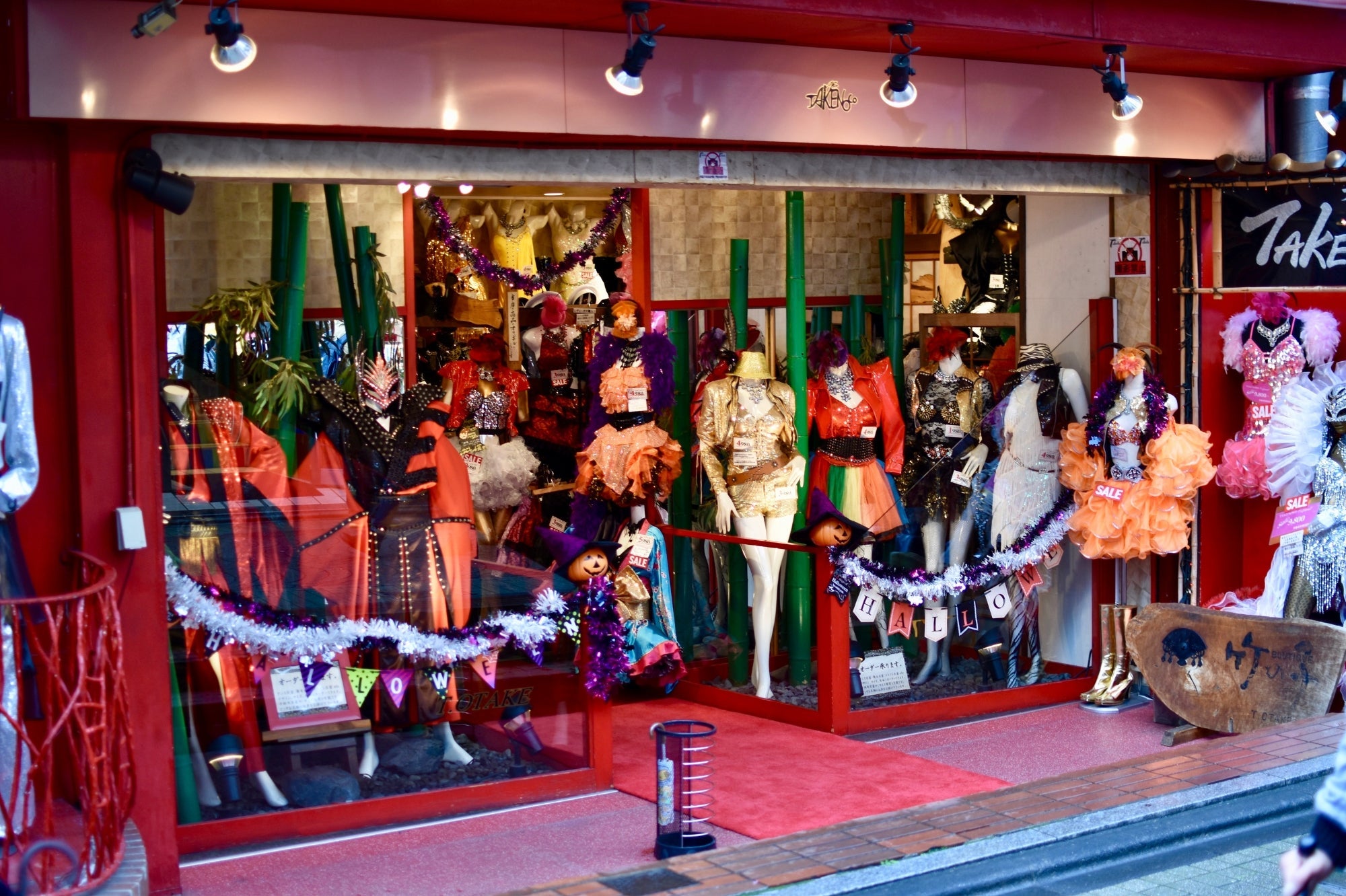 Boutique mit Kostümen und bunter Mode in Harajuku, Tokio – kreative japanische Mode