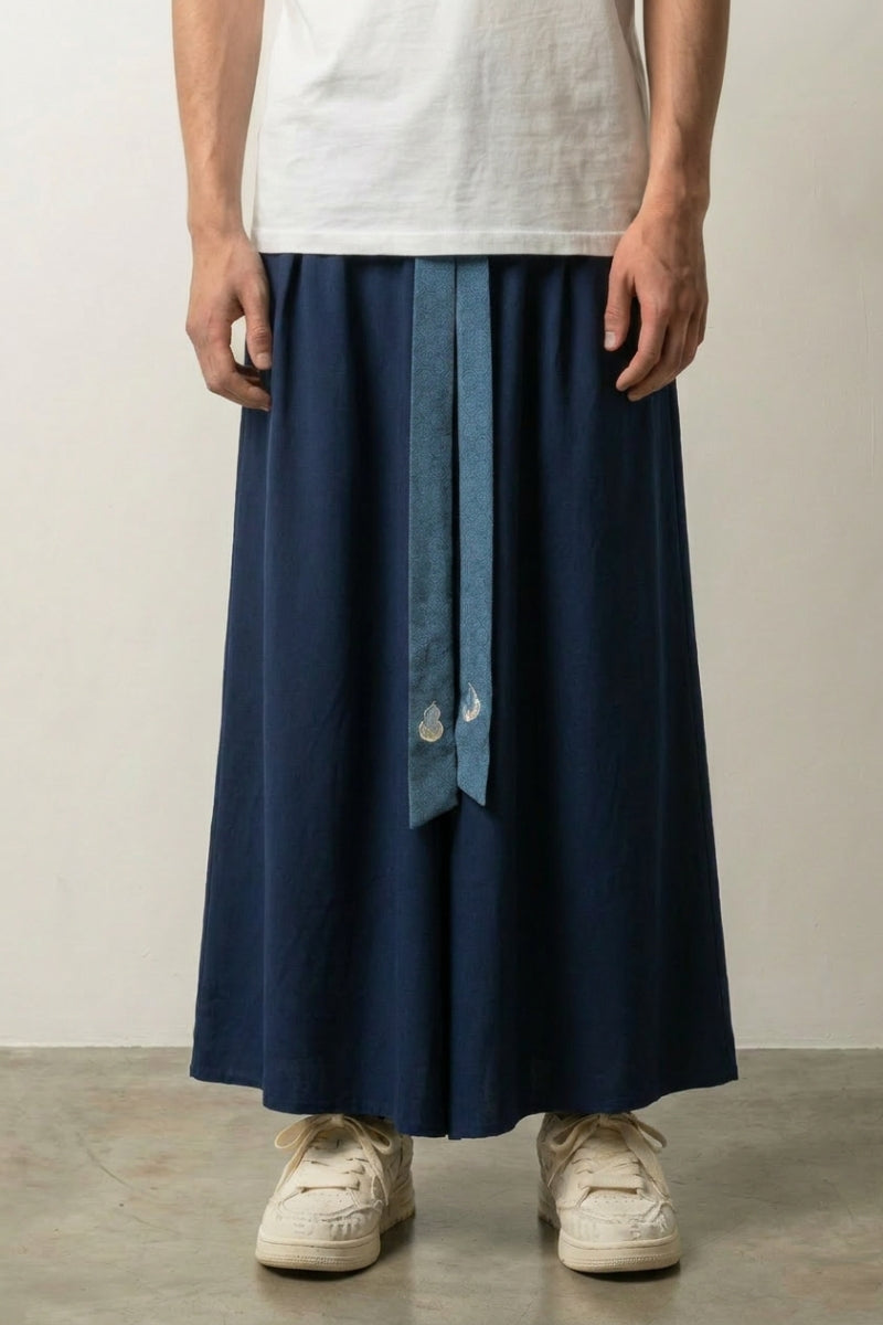 Herren-Hakama 'Itoburu – japanischer Herren-Hakama Hose, indigoblaue Herrenhose mit gestickter Bindeschärpe, Vorderansicht