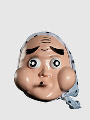 Hyottoko-Maske von vorn vor einfarbig grauem Hintergrund — komisches Gesicht mit runden Wangen, schief gespitztem Mund und blauem Kopftuch
