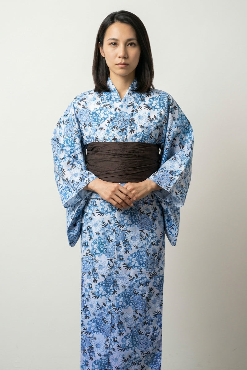 Indigo Japanischer Kimono 'Aiko' – japanischer Damen-Kimono mit Obi, indigofarbenes Blumenmotiv, Sometsuke-Stil, Vorderansicht