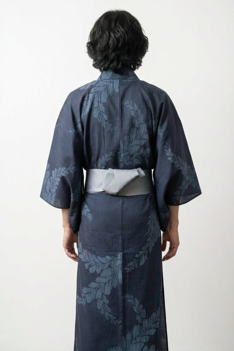 Indigo-Yukata 'Shinryoku' mit Farnen im Ton-in-Ton-Jacquard, Detailansicht des Stoffs und des Obi