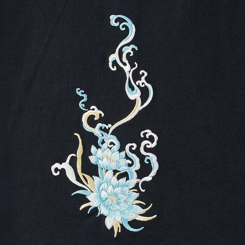 T-Shirt mit japanischer Stickerei 'Matsuba' – Baumwolle: detailreicher T-Shirt im japanischen Stil
