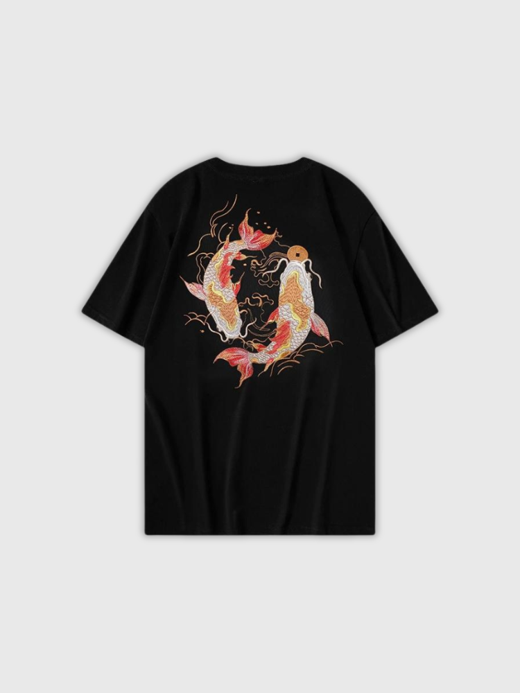 Japanisches T-Shirt mit Koi-Motiv 'Okariya' – T-Shirt im Streetwear-Stil für Herren und Damen