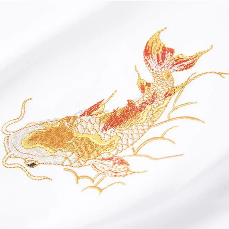 Japanisches T-Shirt mit Koi-Motiv 'Okariya' – Nahaufnahme T-Shirt mit japanischem Motiv