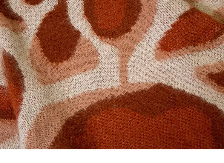 Pullover im japanischen Stil 'Graphic Godika' – Styling-Aufnahme im japanischen Stil