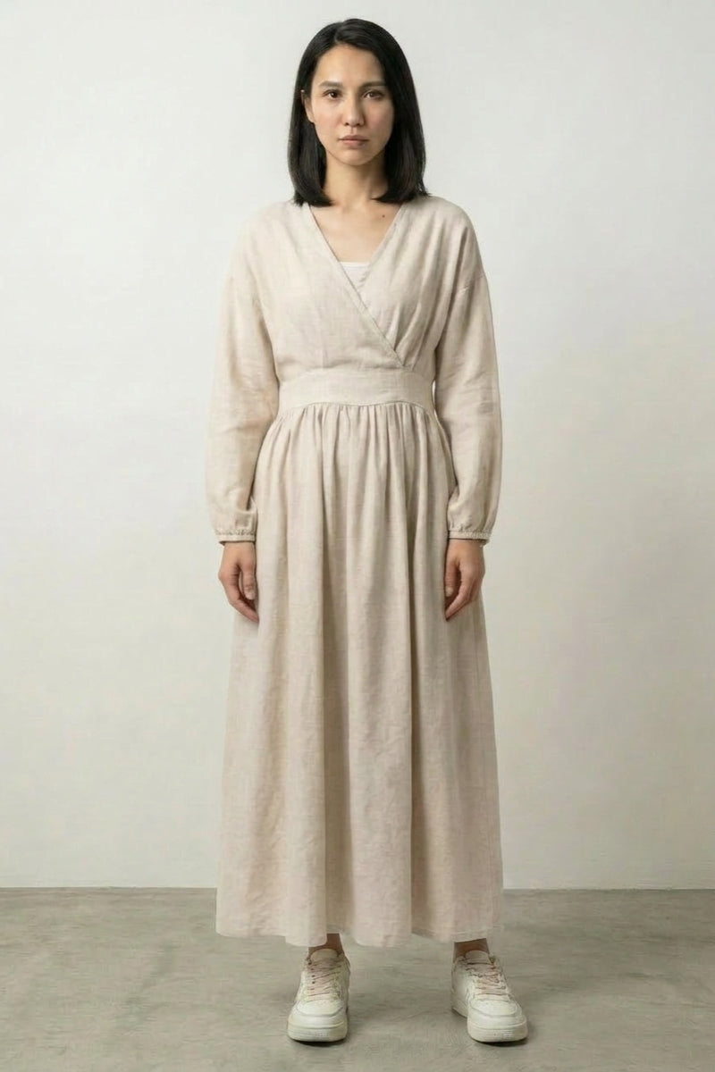 Japanisch Inspiriertes Kleid 'Naga-sa' – japanisches Damenkleid, ecrufarbenes Wickelkleid im Kimono-Geist, Vorderansicht