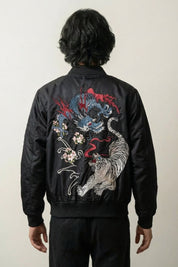 Japanische Sukajan-Souvenirjacke mit Tiger in japanischer Stickereitradition, Rückenansicht der Stickerei