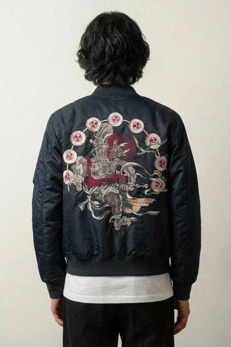 Japanische Sukajan-Souvenirjacke mit übernatürlicher roter Yokai-Kreatur, Rückenansicht der Stickerei