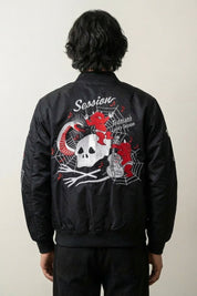 Japanische Sukajan-Souvenirjacke mit Totenkopf, Knochen und Spinne, Rückenansicht der Stickerei