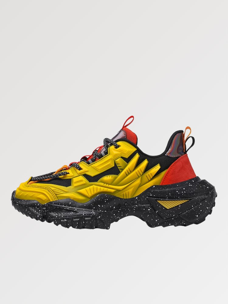 Chunky-Sneaker 'Shinshiro' in Gelb — gelbes Obermaterial mit roter Ferse und gesprenkelter schwarzer Laufsohle, Produktfoto vor hellem Hintergrund