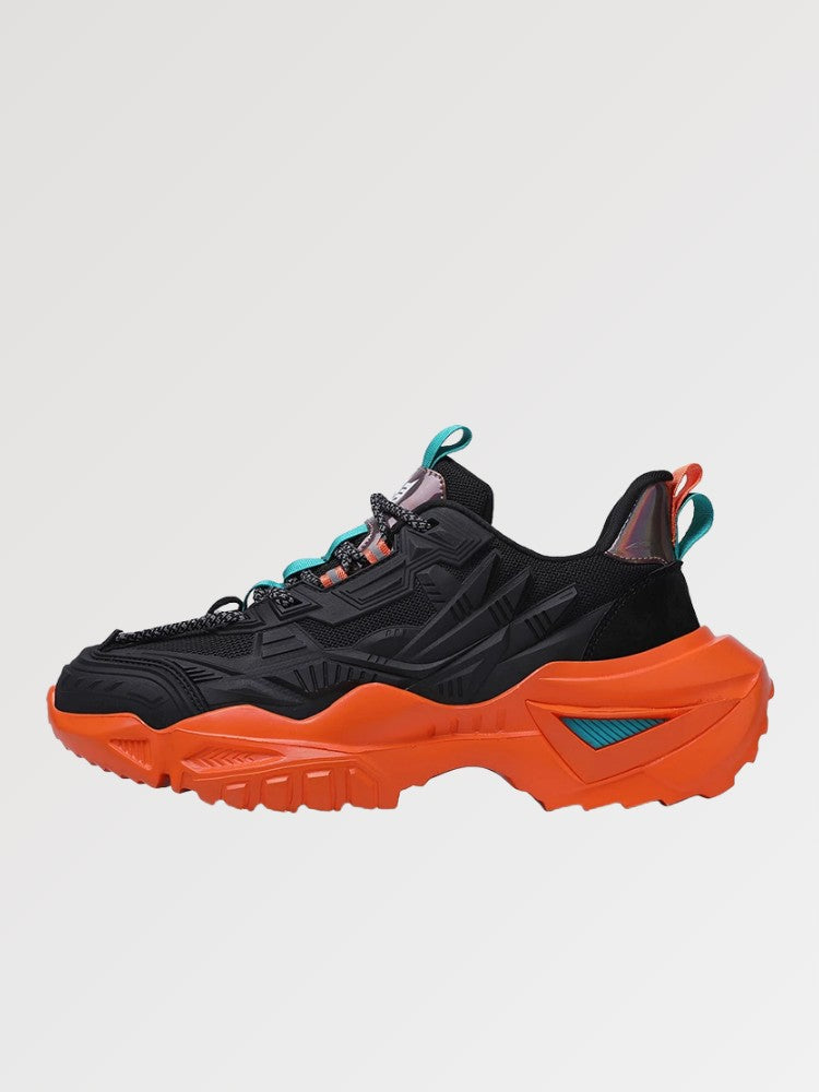 Chunky-Sneaker 'Shinshiro' in Schwarz und Orange — schwarzes Obermaterial mit türkisen Akzenten auf oranger Sohle, Produktfoto vor hellem Hintergrund