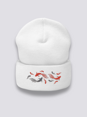 Japanische Fisch-Beanie – Beanie, gestickter Koi-Karpfen-Schwarm, Detailaufnahme der Stickerei