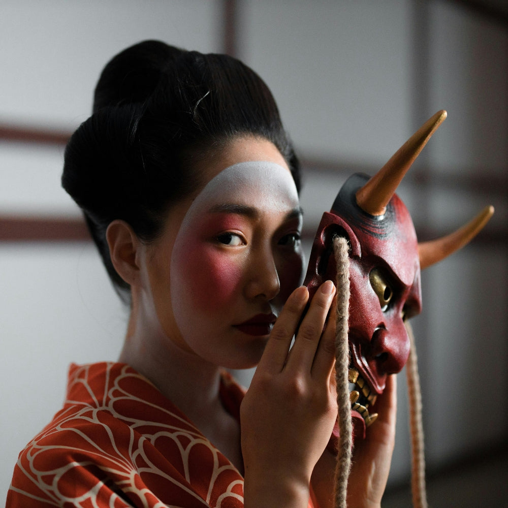 Japanische Frau im Kimono mit traditioneller Hannya-Maske, die die Welt der kulturellen und modernen japanischen Accessoires darstellt — Japanische Kleidung