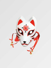 Kitsune-Maske mit Stern von vorn vor einfarbig grauem Hintergrund — weißer Fuchs mit rotem Stern auf der Stirn, feinen Linien und roten Kordeln
