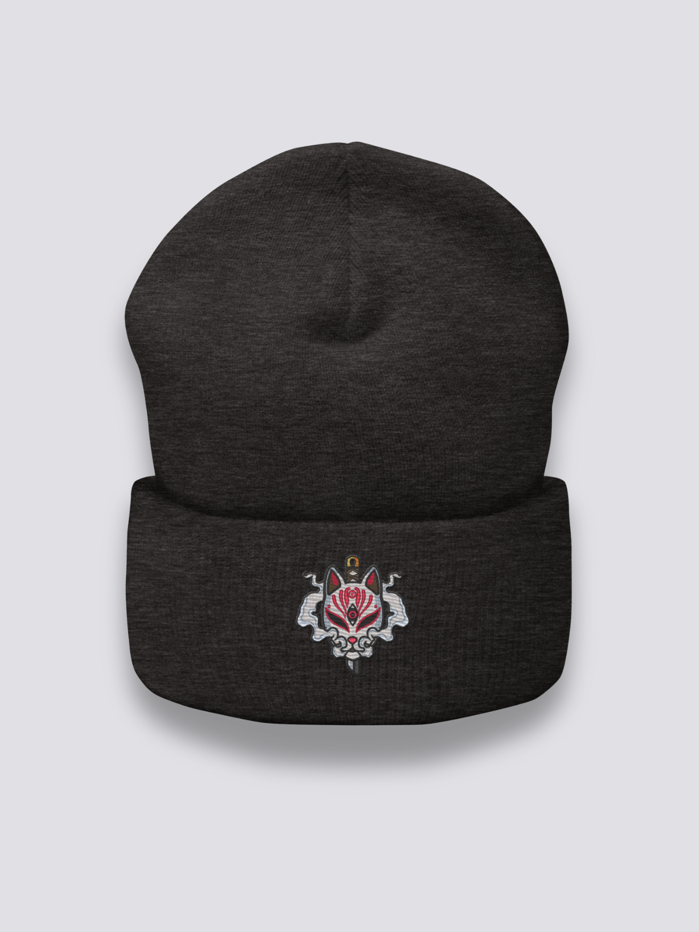 Japanische Fuchs-Beanie – Beanie, gestickte Kitsune-Maske von Katana durchbohrt, Rückansicht